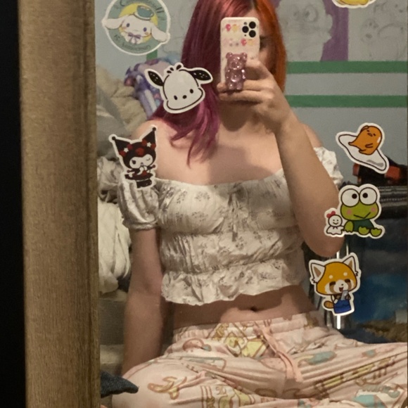 White shoulder sleeve top - Picture 3 of 3